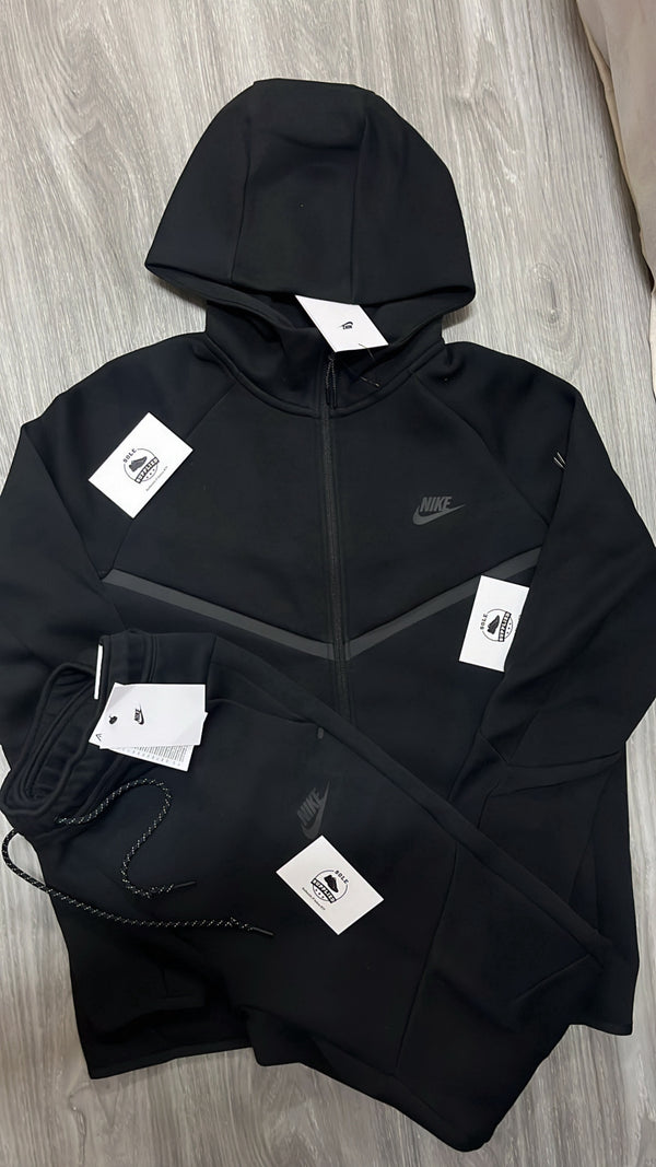Nike Tech Fleece “Black”